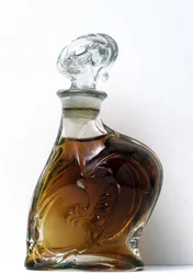 Flacon blanc en verre moulé créé par Hector Guimard pour l