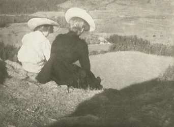 Champs à Birgitz (Hans et Mary assis), c.1908