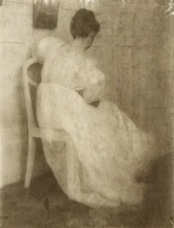 Mary Warner sur une chaise blanche, c.1910