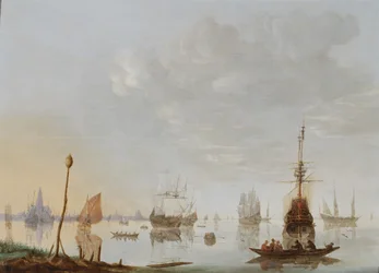 Navigation dans une baie au calme, une ville au loin