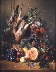 Perdrix, raisins, prunes, pêches, un melon et chrysanthèmes sur un rebord