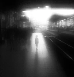 Un enfant à la gare de Light