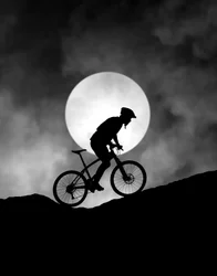 Cycliste VTT au clair de lune