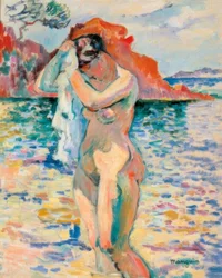 Une baigneuse se sèche les cheveux au bord de la mer