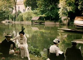 Repas sur les rives de la rivière à Montigny, France, vers 1920-25