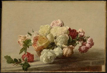Bol de roses sur une table en marbre