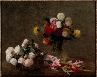 Dahlias et roses dans un panier