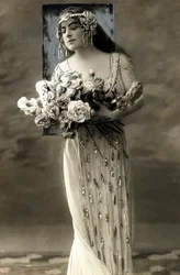 Portrait en pied de Lucy Arbell, chanteuse d