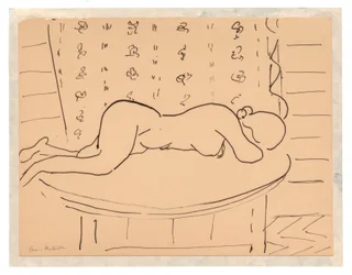 Femme nue allongée à plat ventre sur une table