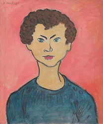 Portrait avec cheveux bouclés, pull bleu marine