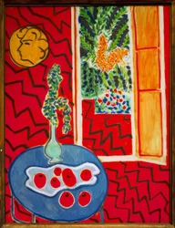 Intérieur rouge, nature morte sur table bleue