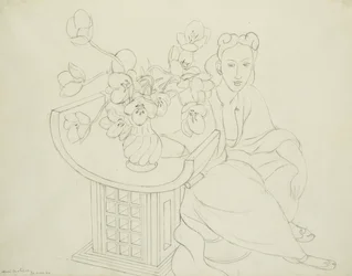 Femme assise avec un vase de tulipes