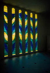 Vitrail de la chapelle du Rosaire, également connue sous le nom de chapelle Matisse
