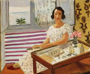 Femme assise à sa coiffeuse