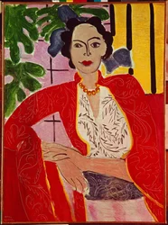 Femme avec un collier de perles
