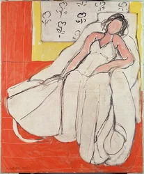 Jeune femme en blanc sur fond rouge