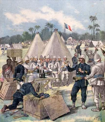 Soldats français ouvrant des boîtes de cadeaux de Nouvel An au Dahomey, Afrique