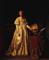 Une dame dans un intérieur, en robe de satin jaune, avec un globe sur une table à côté d