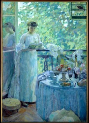 Madame O. sur le balcon. Une jeune femme lit un livre dans un intérieur bourgeois, la table est dressée pour le petit-déjeuner. Peinture de Henry Ottmann
