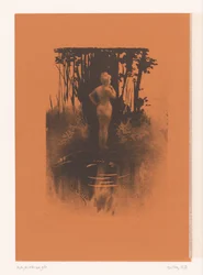 Femme se baignant dans la nature