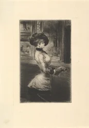 Femme en profil aux trois quarts dans une galerie d