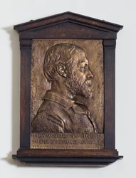 Plaque représentant Heywood Sumner, Designer
