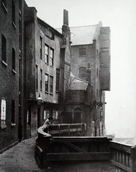 Vue des Figures au Quai de St. Mary Overie, Bankside