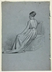 Femme assise regardant vers la gauche