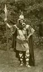 Représente le roi Arthur portant le costume de chef britannique, VIe siècle après J.-C.