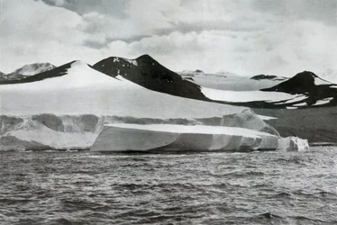 Un iceberg se détachant d