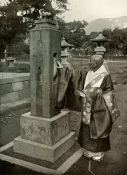 Un prêtre bouddhiste et une roue à prières, 1910
