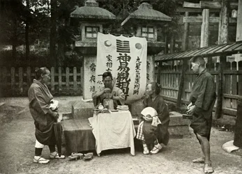 Une diseuse de bonne aventure au temple d