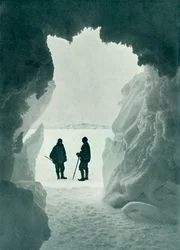 Une grotte de glace - Île de la Tente au loin, Capitaine Scott et Wright, vers 1911, 1913