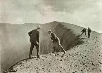 Au Bord du Cratère, Asama-Yama, 1910