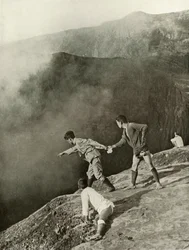Au bord des cratères, Aso-San, 1910