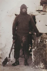 Capitaine L.E.G. Oates près de la porte de l