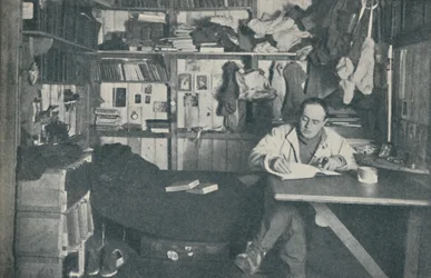 Le capitaine R. F. Scott, R.N., écrivant dans son journal, vers 1911, 1936