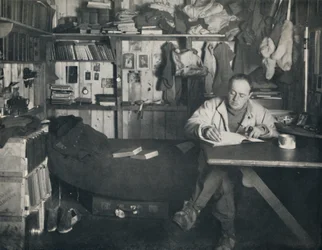 Le capitaine Scott écrivant son journal dans la hutte au cap Evans, vers 1911, 1914