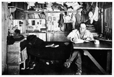 Le capitaine Scott rédigeant son journal, vers 1911, 1928