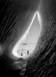 Grotte taillée dans la glace
