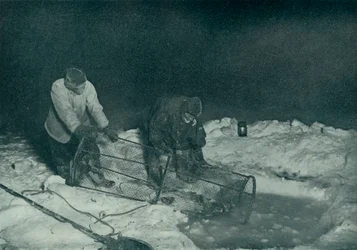 Dr. Atkinson et Clissold remontant le piège à poissons, 28 mai 1911, 1913