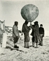 Dr. Simpson envoyant un ballon, 1911, 1913