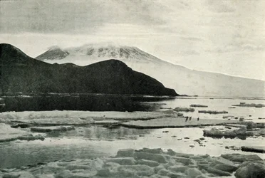 Entrée dans le détroit de McMurdo - Cap Bird et mont Erebus, vers 1910-1913, 1913