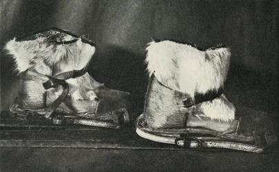 Finnesko équipés des chaussures de ski montrées ci-dessus