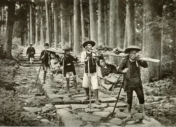 Dames japonaises se rendant aux sanctuaires, Nikko, 1910