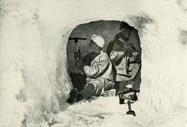 Lieut. Evans et Nelson creusant une grotte pour le stockage à froid, 12 janvier 1911, 1913