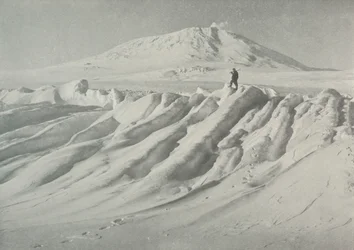 Mont Erebus sur un iceberg érodé par l