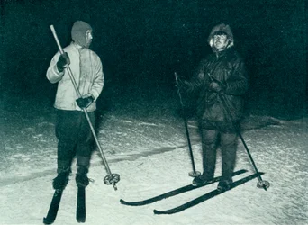 Oates et Meares skiant la nuit