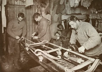 Préparation des traîneaux pour le voyage polaire Crean, Forde, Lashly, P.O. Evans, vers 1911, 1913