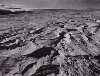 Les grandes vagues de neige gelée soulevées par le vent